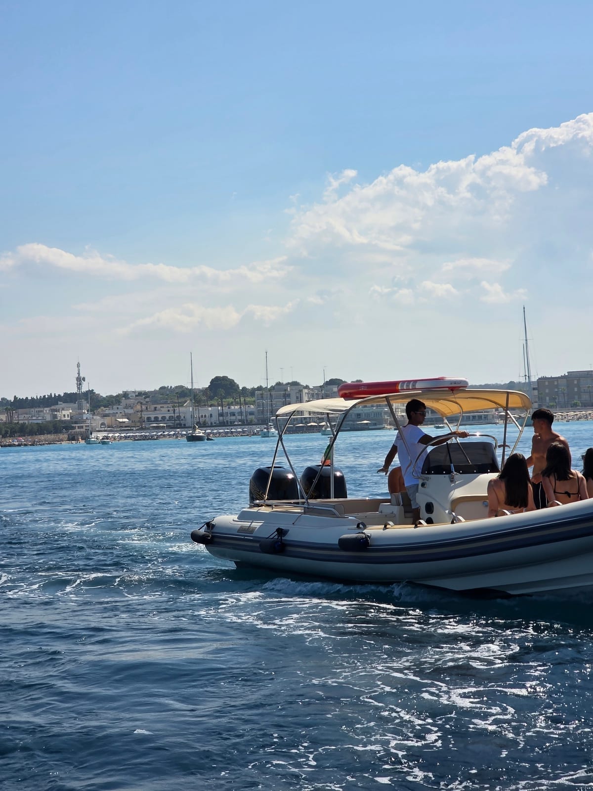 Paesaggio costiero di Otranto visto dal mare, escursione Nord NTO Boat Tours