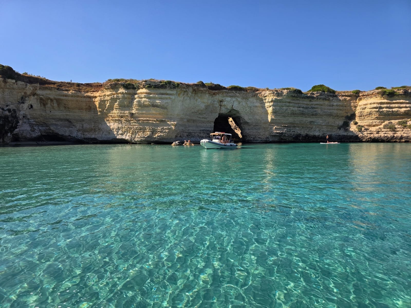Paesaggio costiero di Otranto visto dal mare, escursione Nord NTO Boat Tours