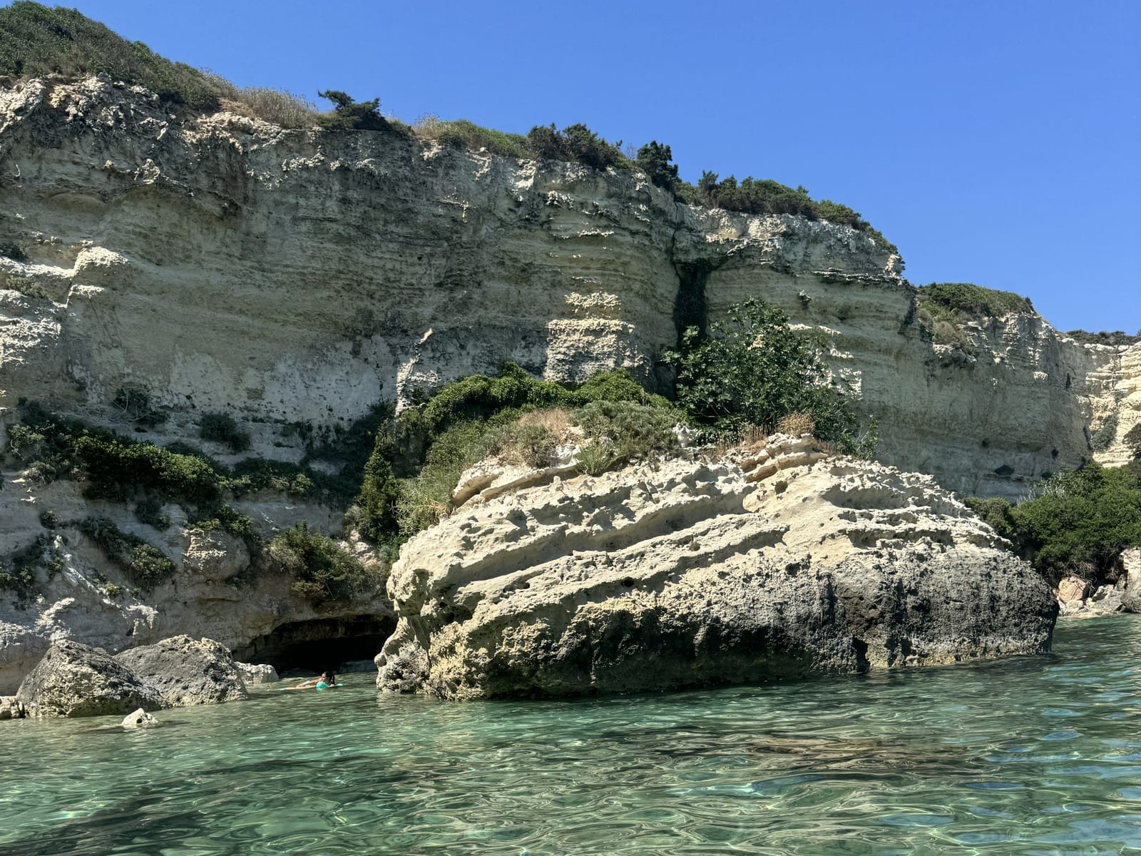 Paesaggio costiero di Otranto visto dal mare, escursione Nord NTO Boat Tours