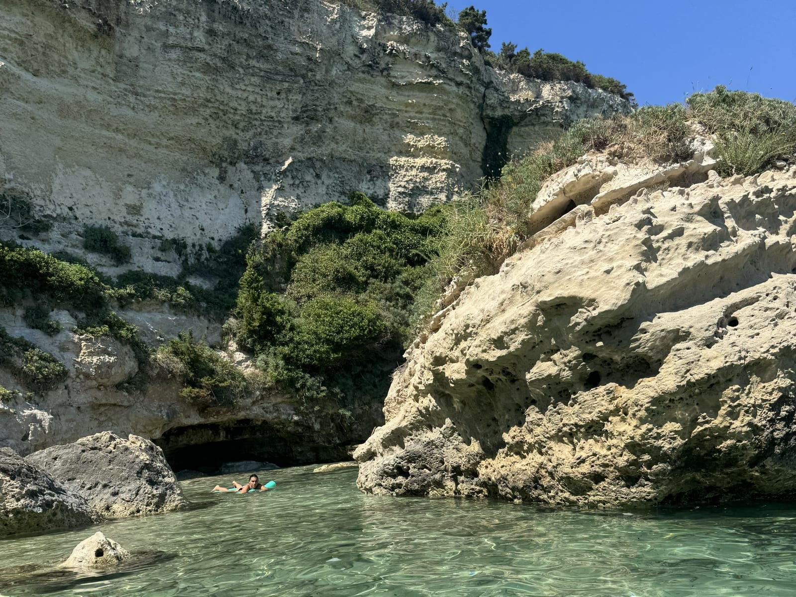 Paesaggio costiero di Otranto visto dal mare, escursione Nord NTO Boat Tours