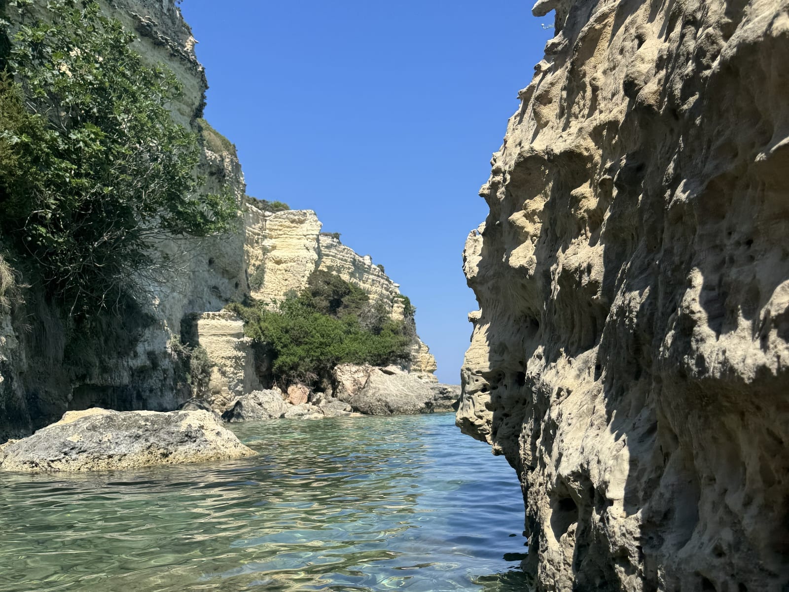 Paesaggio costiero di Otranto visto dal mare, escursione Nord NTO Boat Tours