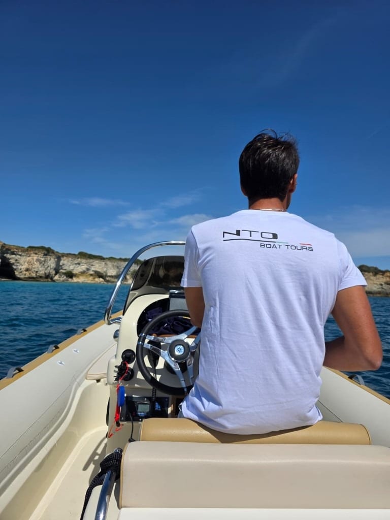 Jacopo al timone del gommone NTO Boat Tours